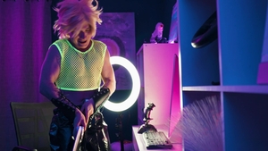Men: Peeping Drake Von Surprises Noah